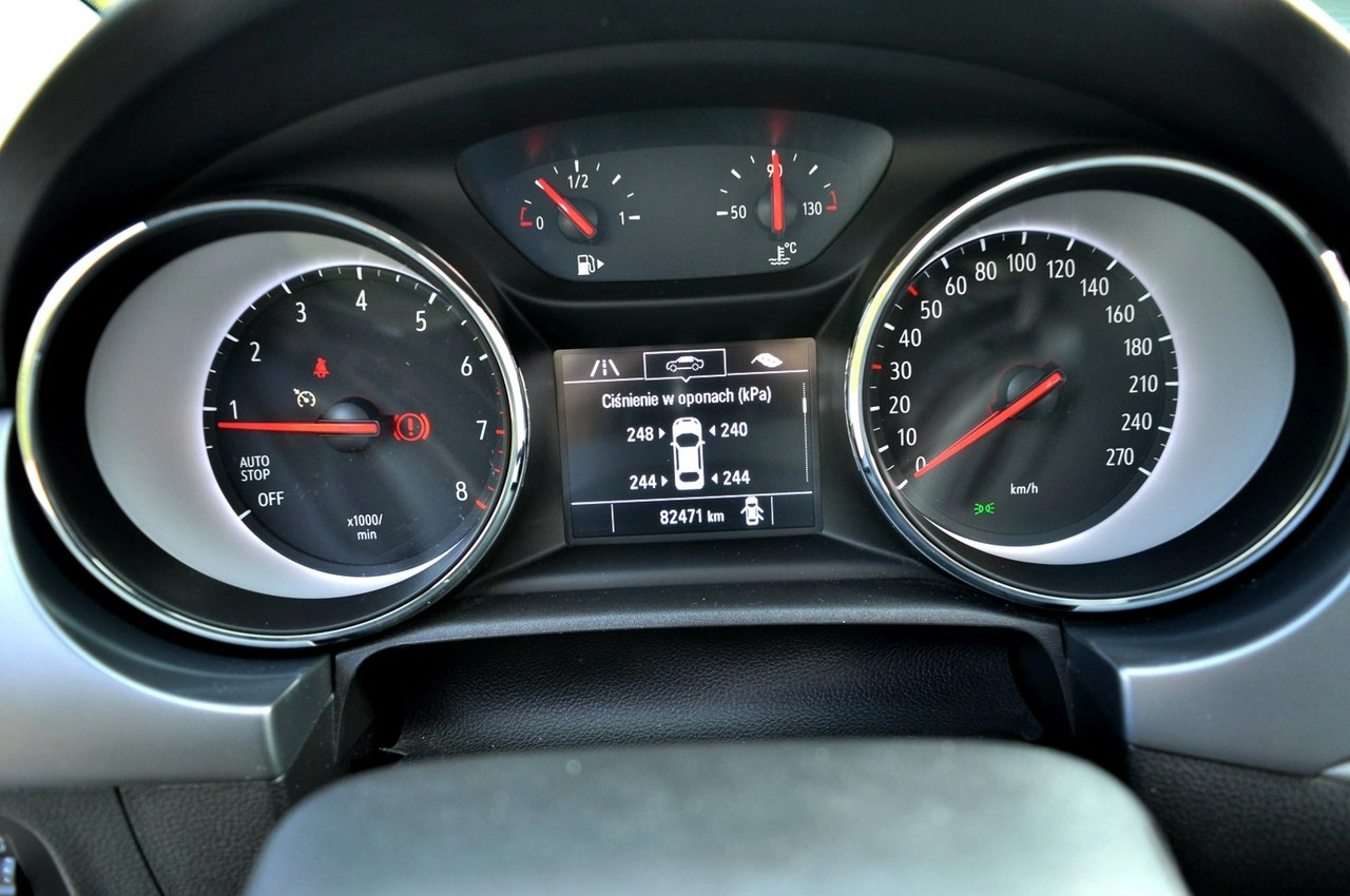 Opel Astra Sports Tourer - Zdjęcie 18