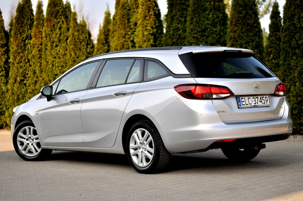 Opel Astra Sports Tourer - Zdjęcie 2