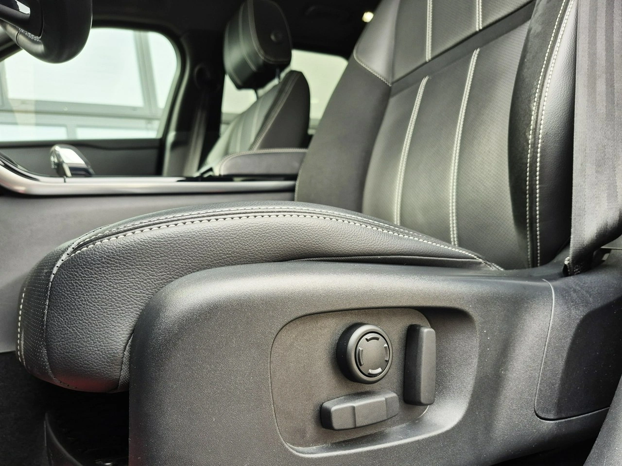 Land Rover Range Rover Velar - Zdjęcie 18