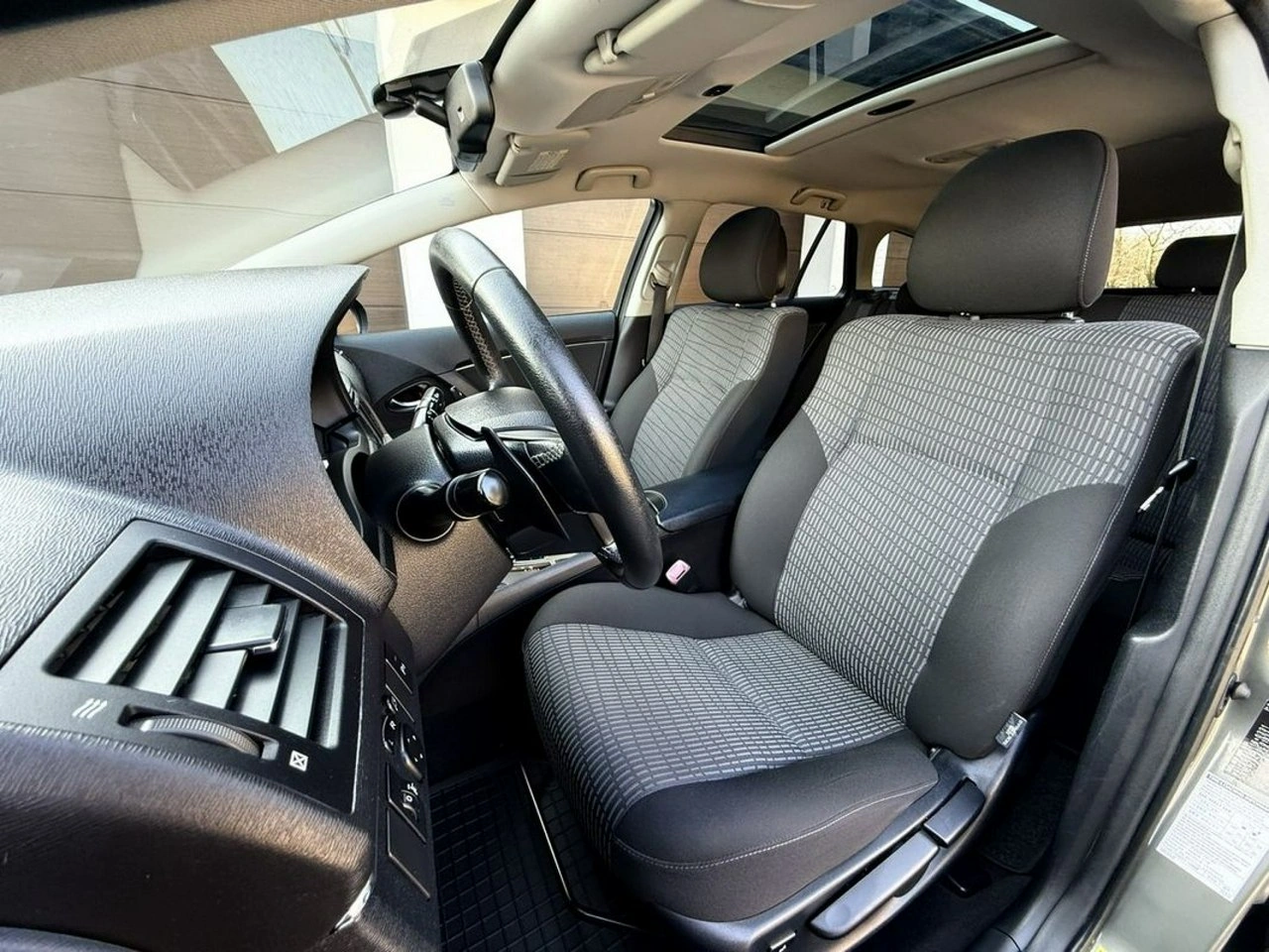Toyota Avensis - Zdjęcie 14