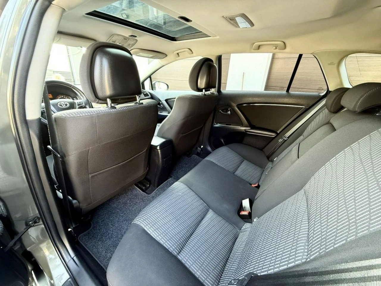 Toyota Avensis - Zdjęcie 16