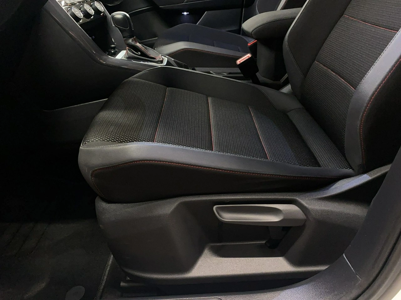 Volkswagen T-Roc - Zdjęcie 12