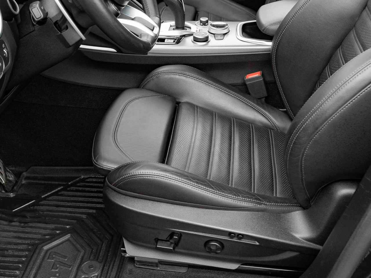 Alfa Romeo Stelvio - Zdjęcie 12