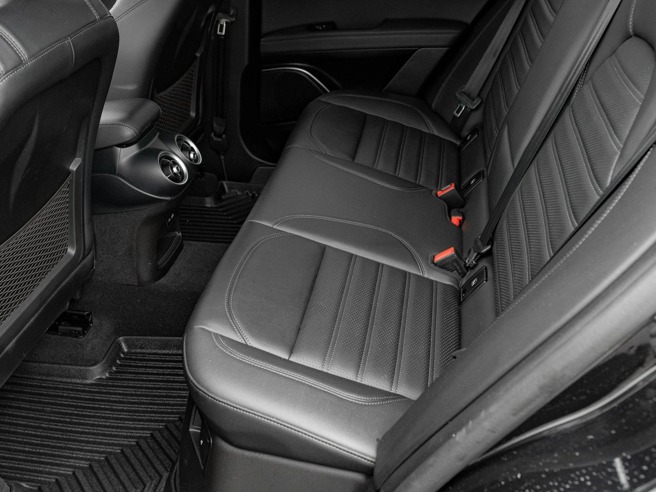 Alfa Romeo Stelvio - Zdjęcie 27