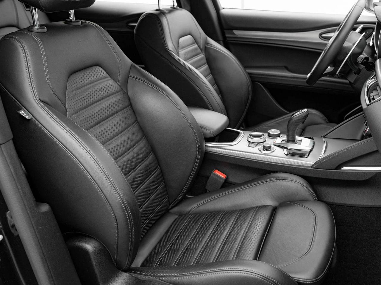 Alfa Romeo Stelvio - Zdjęcie 32