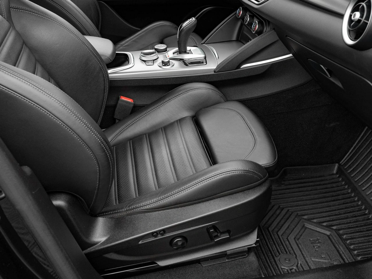 Alfa Romeo Stelvio - Zdjęcie 33