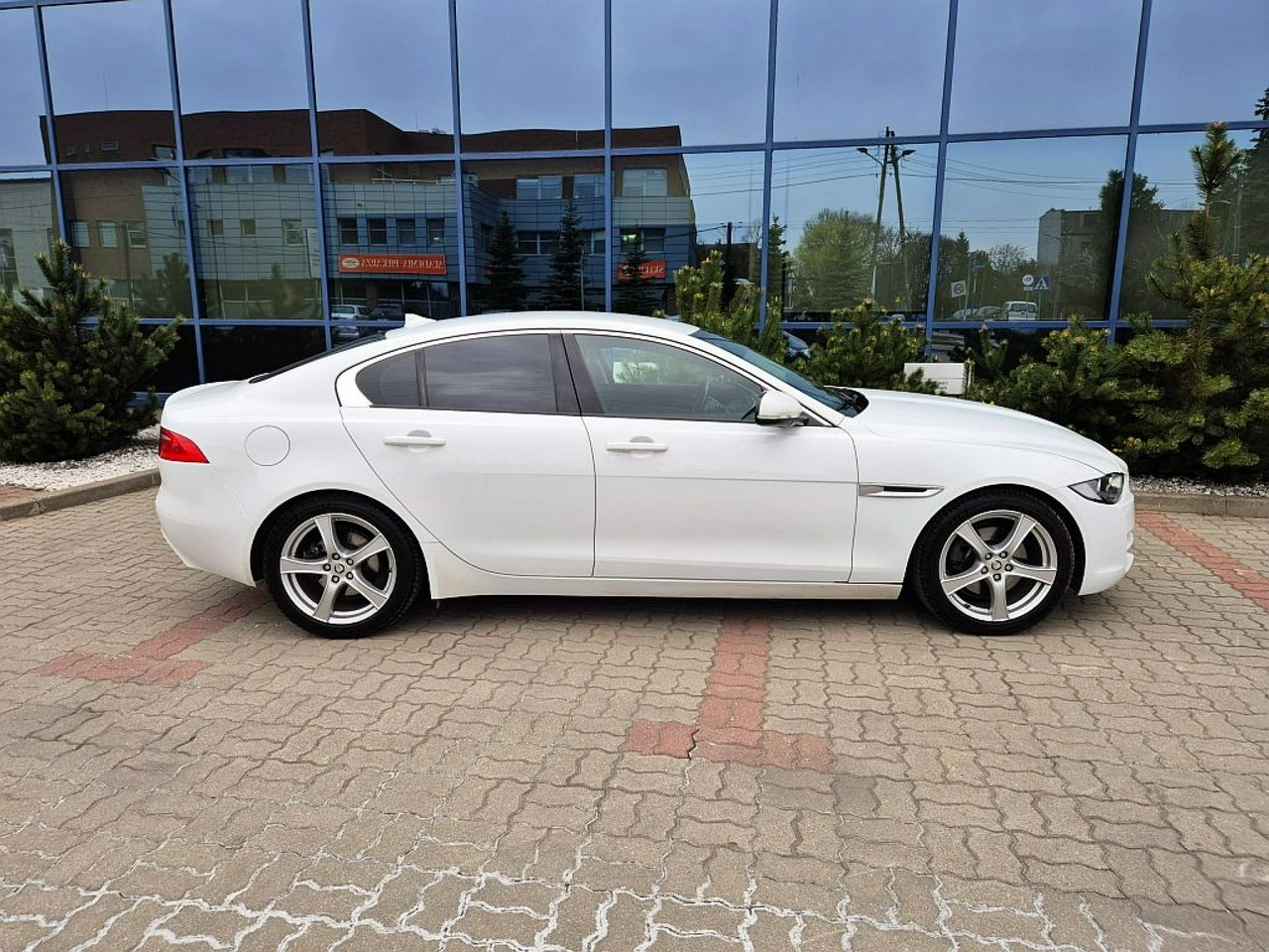 Jaguar XE - Zdjęcie 11