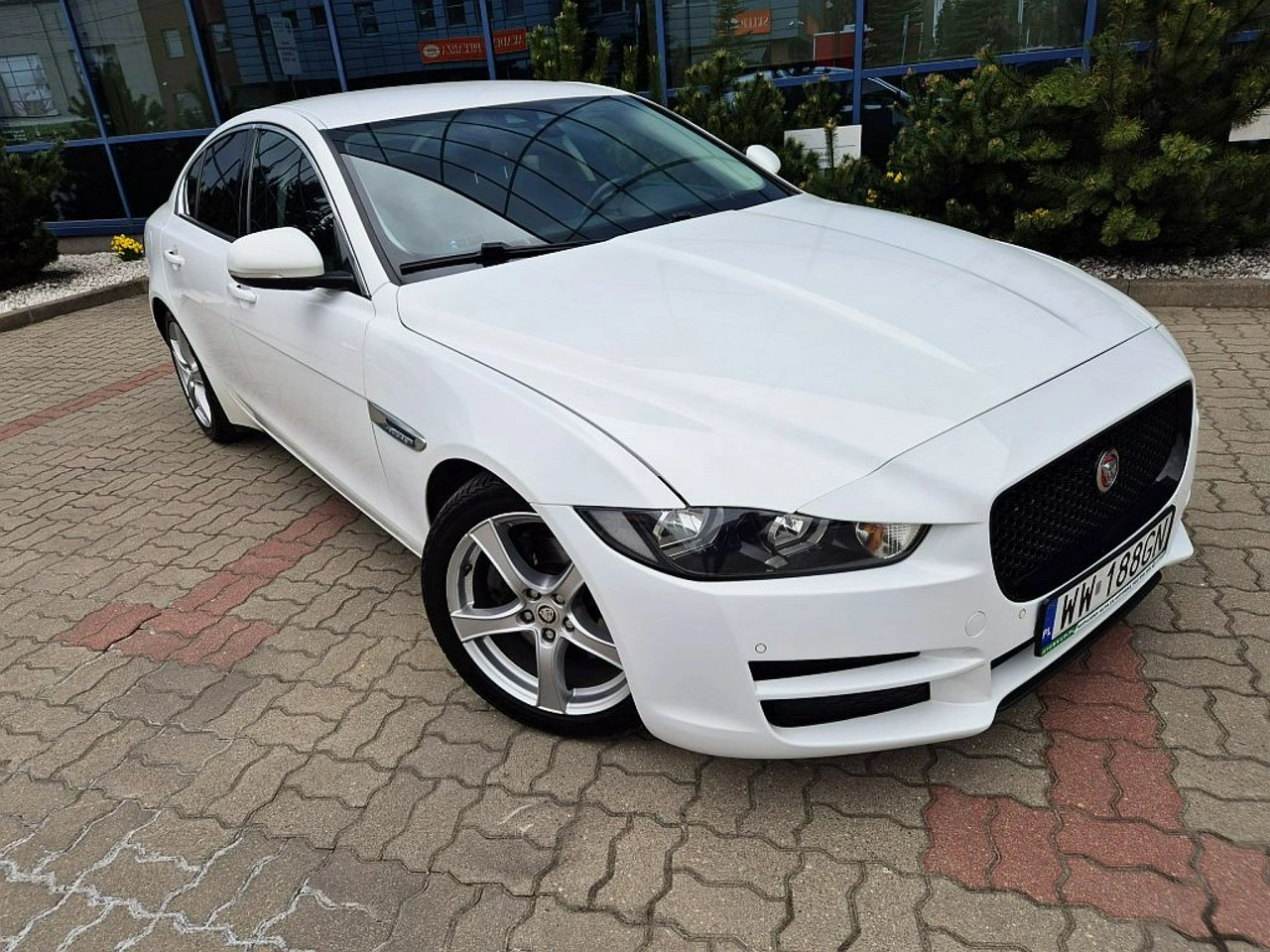 Jaguar XE - Zdjęcie 17