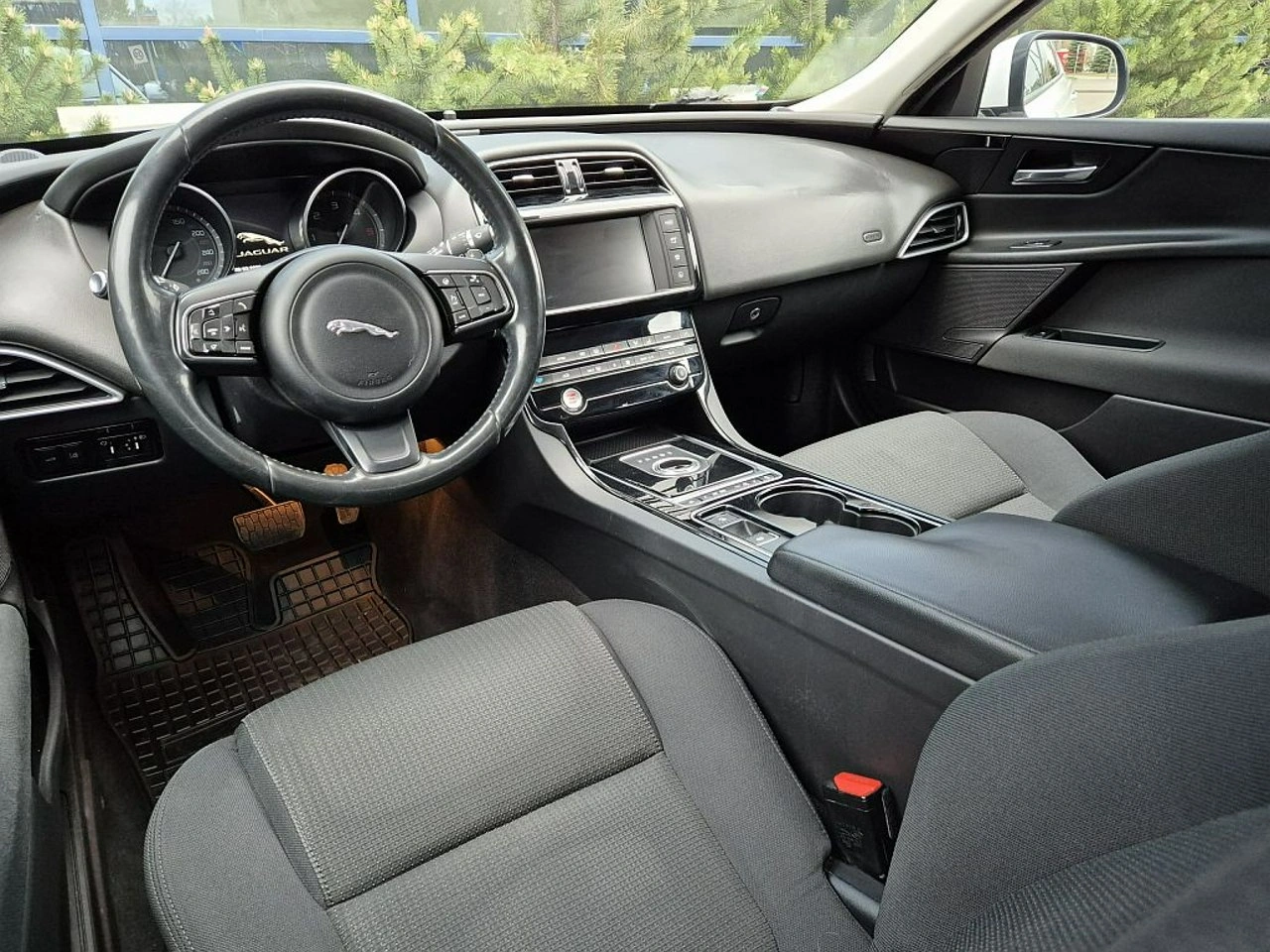 Jaguar XE - Zdjęcie 3