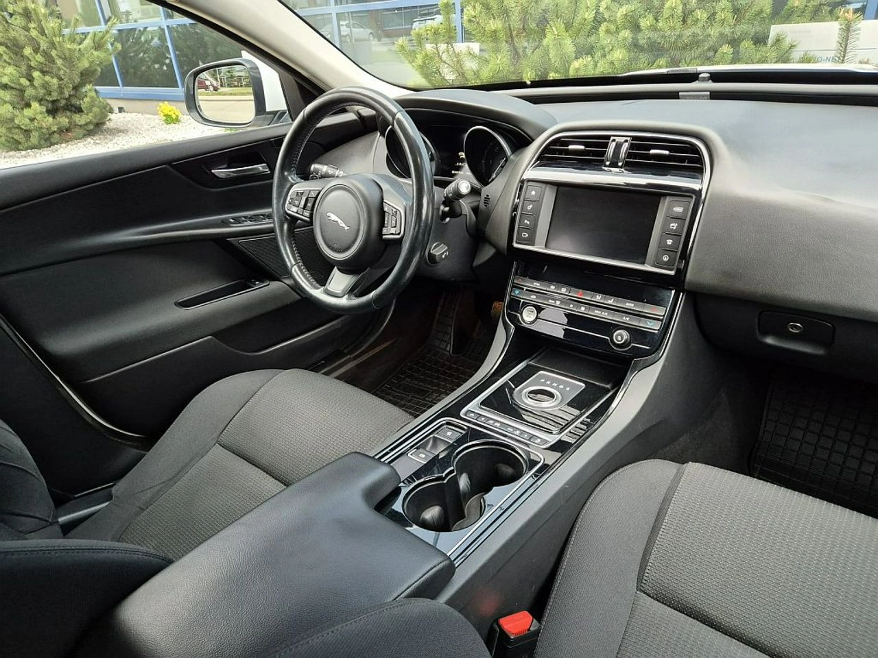 Jaguar XE - Zdjęcie 4