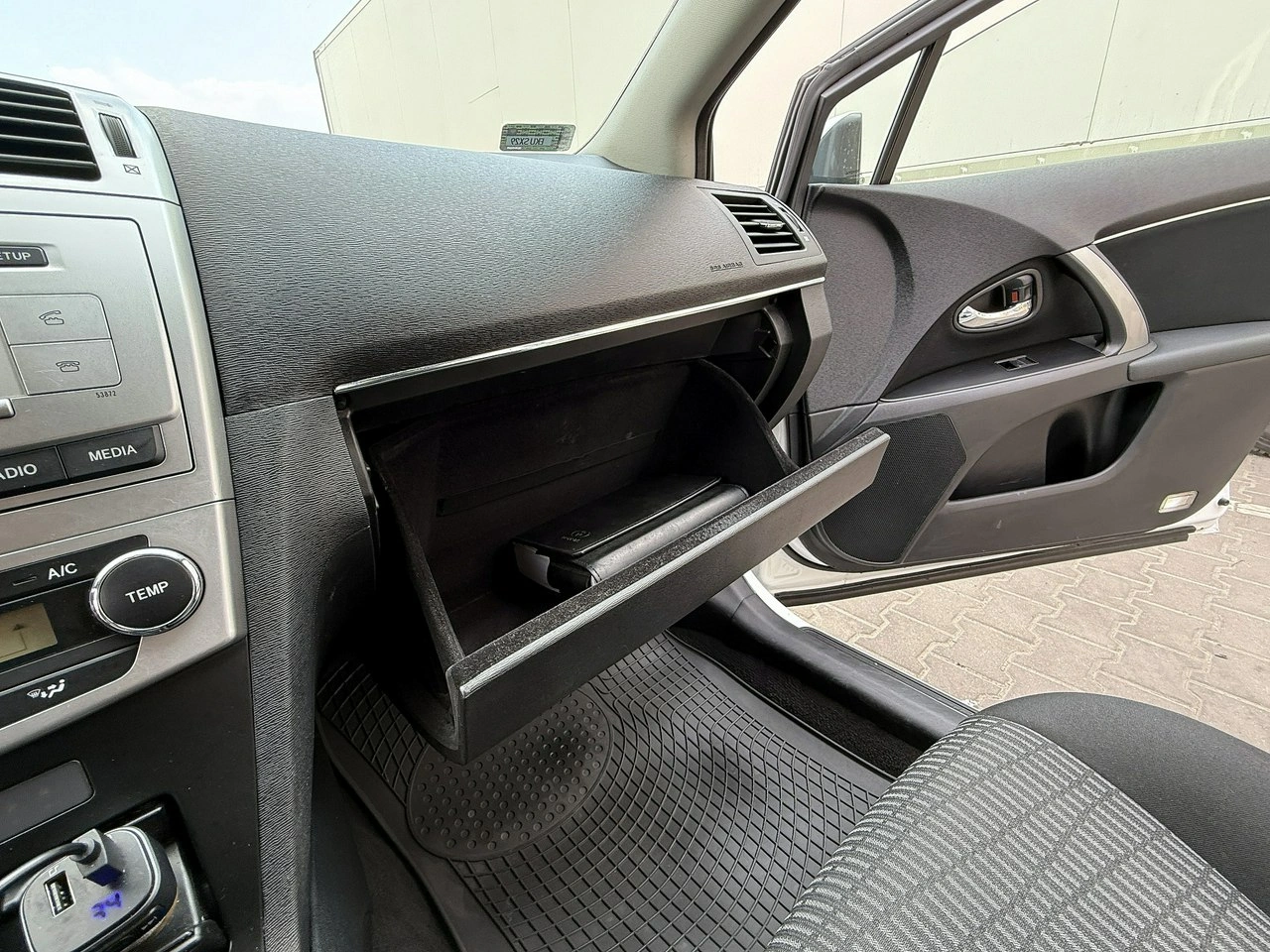 Toyota Avensis - Zdjęcie 14