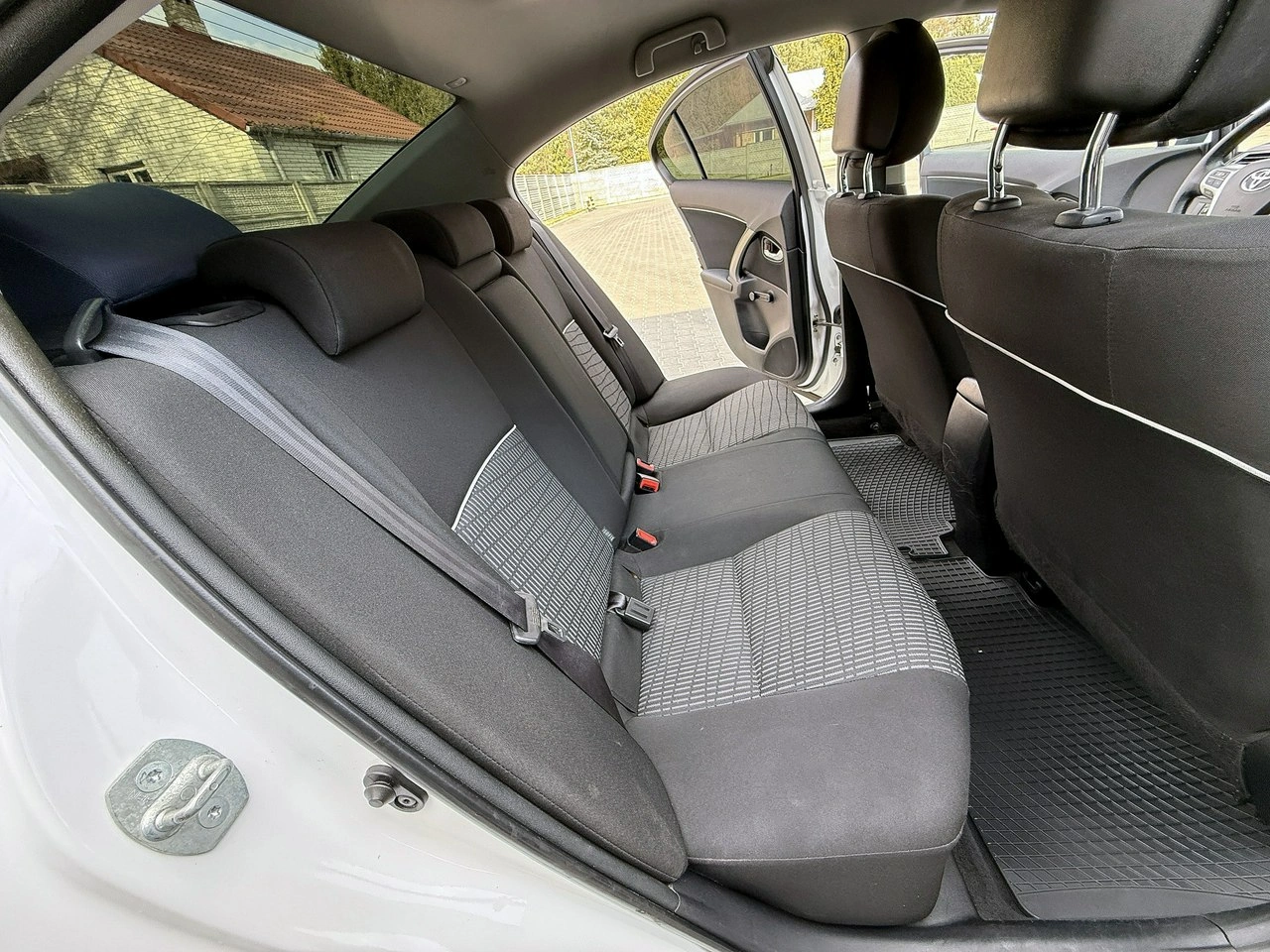 Toyota Avensis - Zdjęcie 31