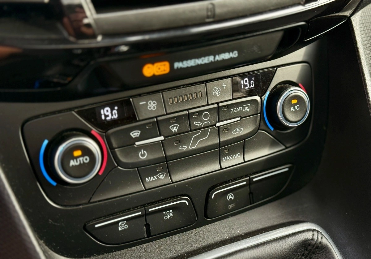 Ford Tourneo Connect Grand - Zdjęcie 23