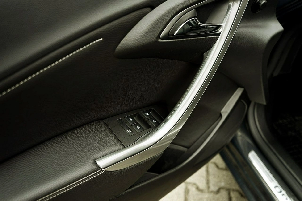 Opel Astra Sports Tourer - Zdjęcie 11