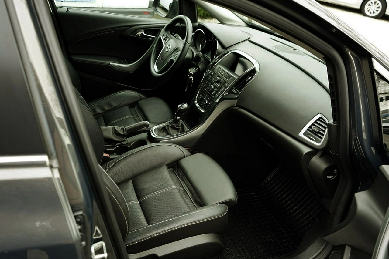 Opel Astra Sports Tourer - Zdjęcie 13