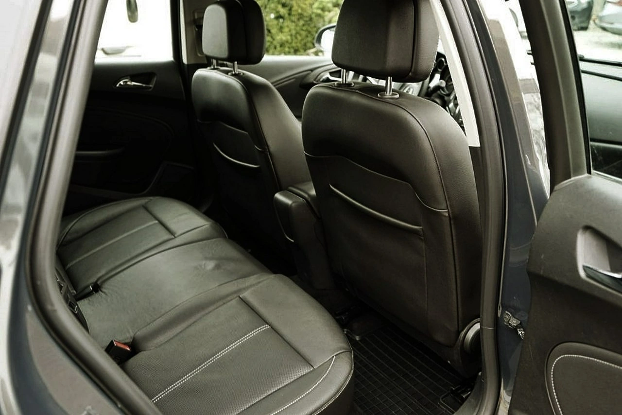 Opel Astra Sports Tourer - Zdjęcie 15