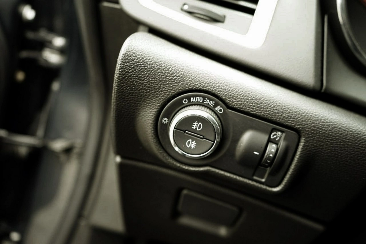 Opel Astra Sports Tourer - Zdjęcie 16