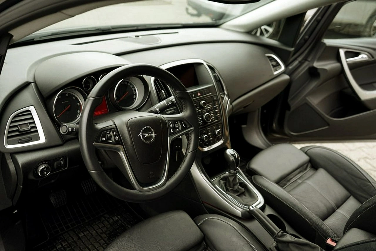 Opel Astra Sports Tourer - Zdjęcie 17