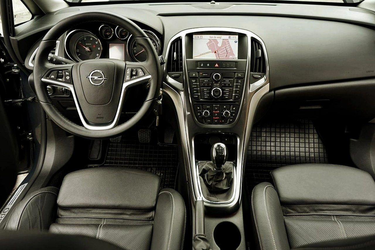 Opel Astra Sports Tourer - Zdjęcie 18