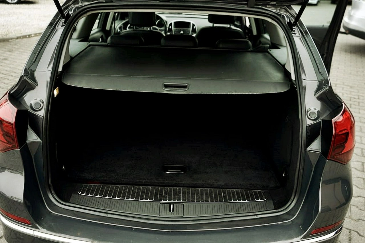 Opel Astra Sports Tourer - Zdjęcie 23