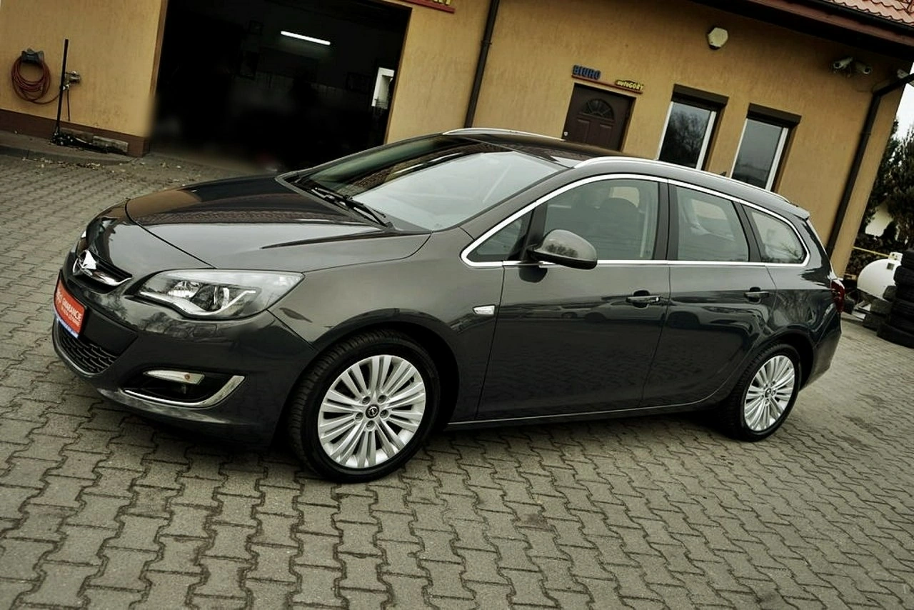 Opel Astra Sports Tourer - Zdjęcie 2