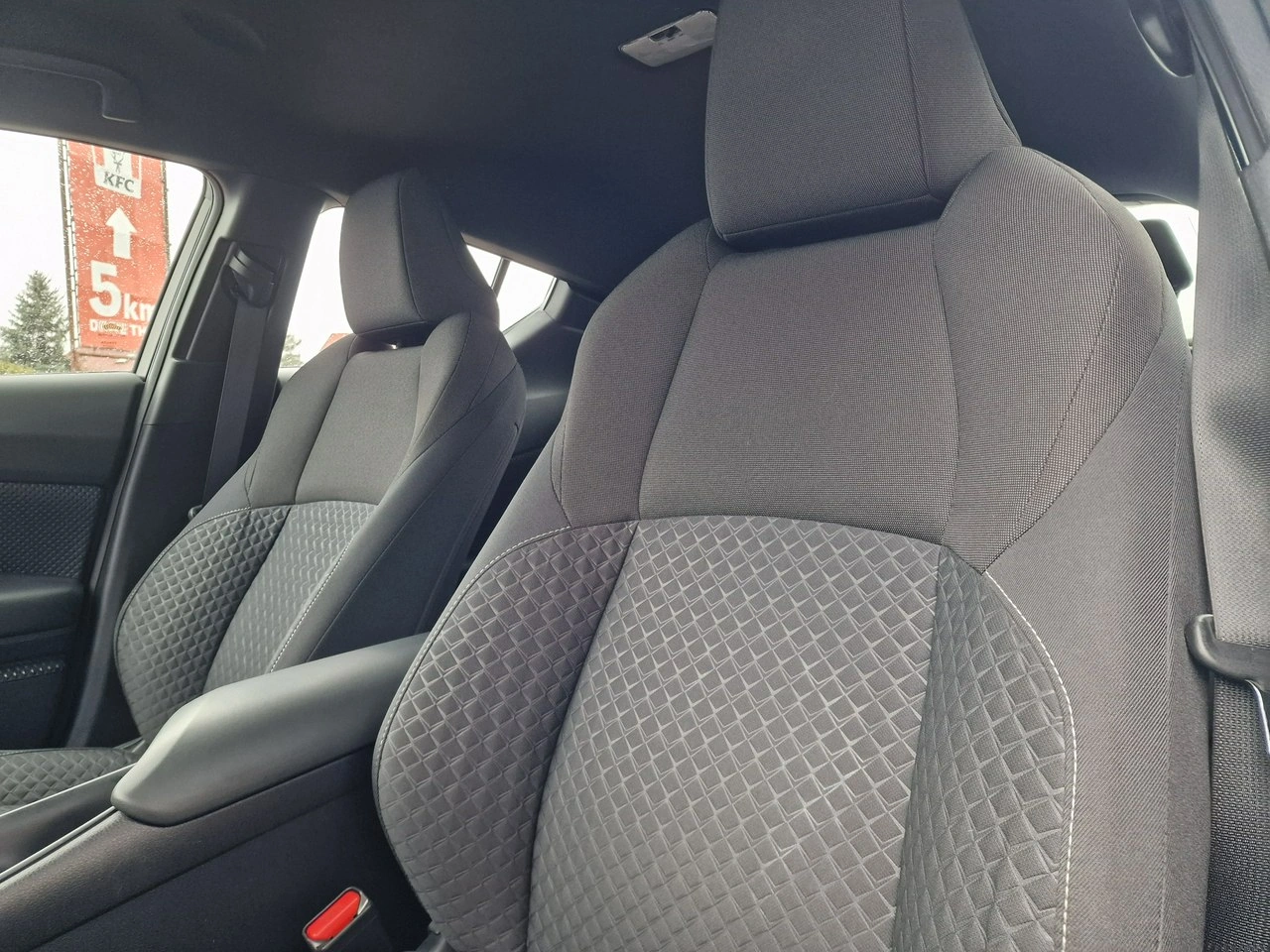 Toyota C-HR - Zdjęcie 18