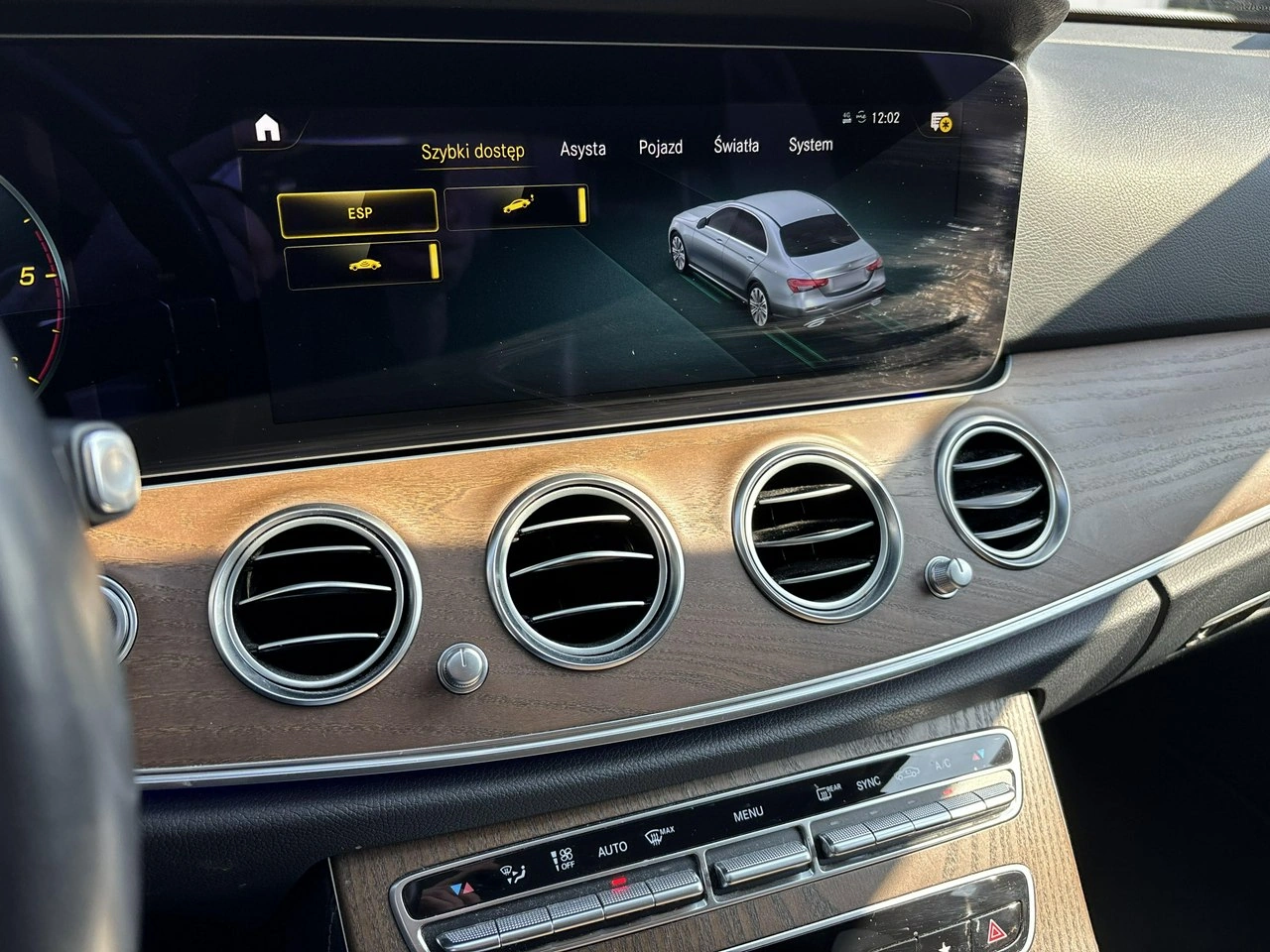 Mercedes E 220 - Zdjęcie 21