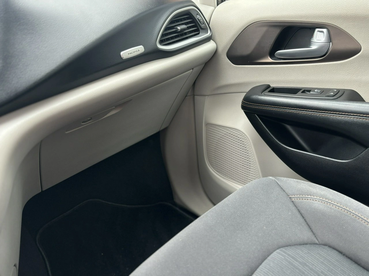 Chrysler Pacifica - Zdjęcie 8