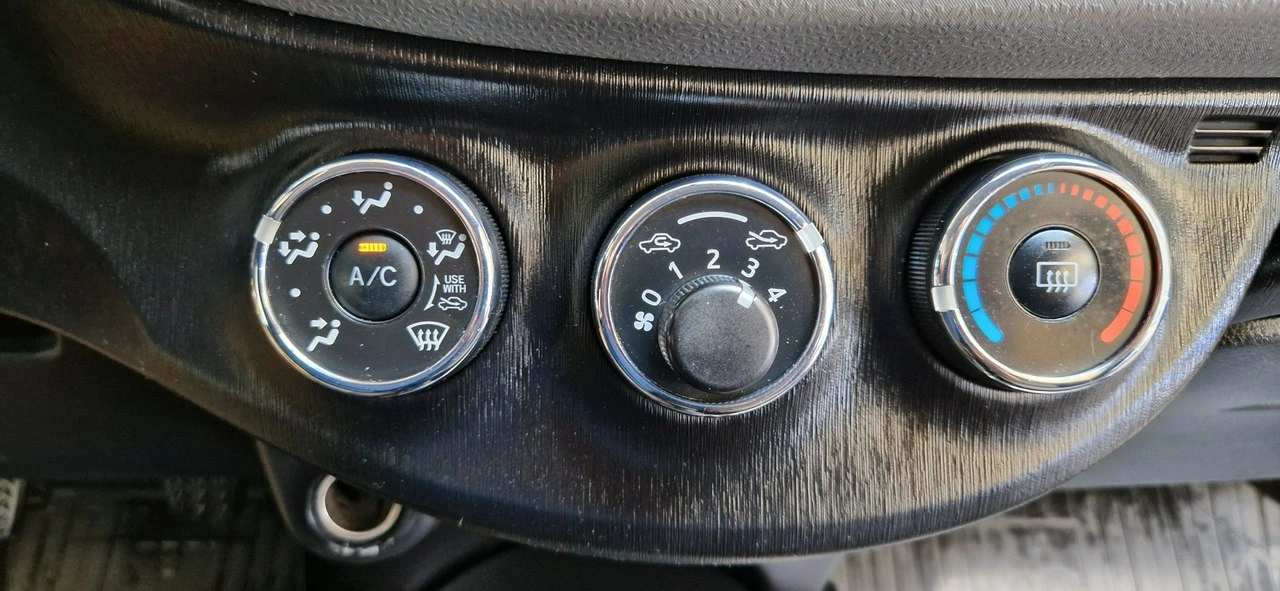 Toyota Yaris - Zdjęcie 14