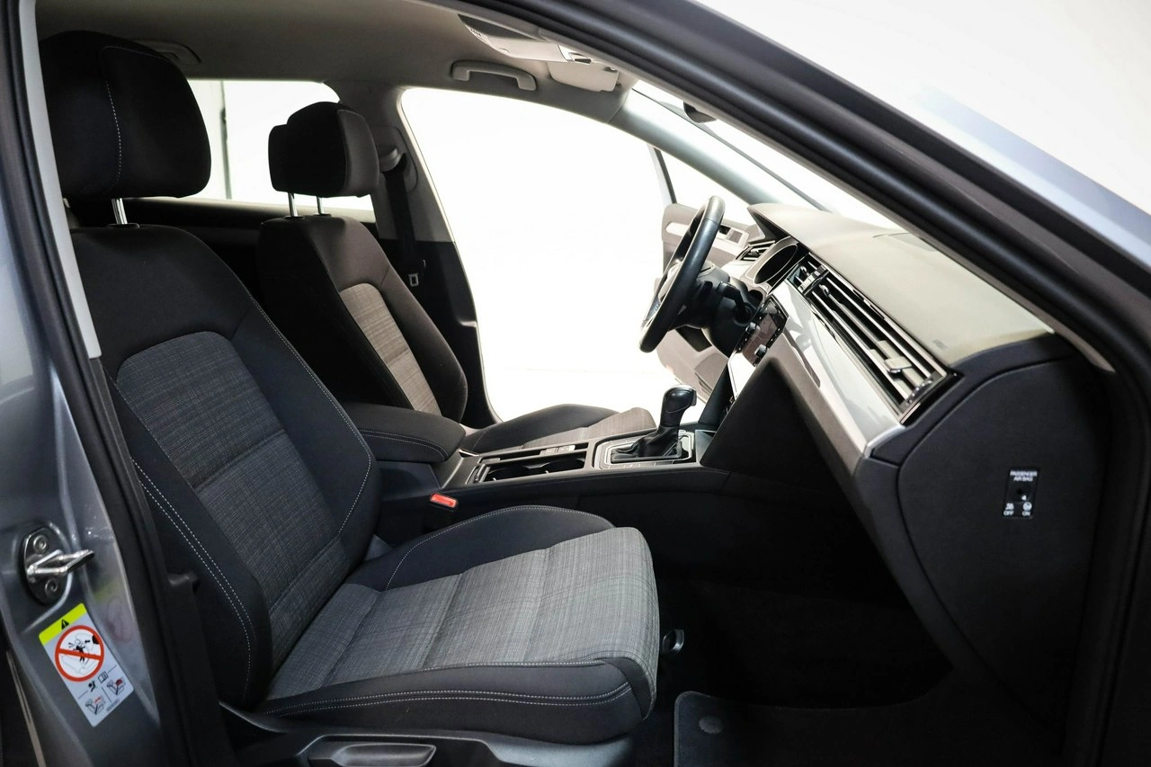 Volkswagen Passat - Zdjęcie 25
