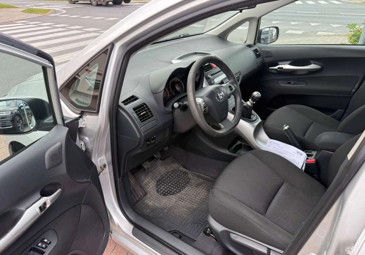 Toyota Auris - Zdjęcie 11