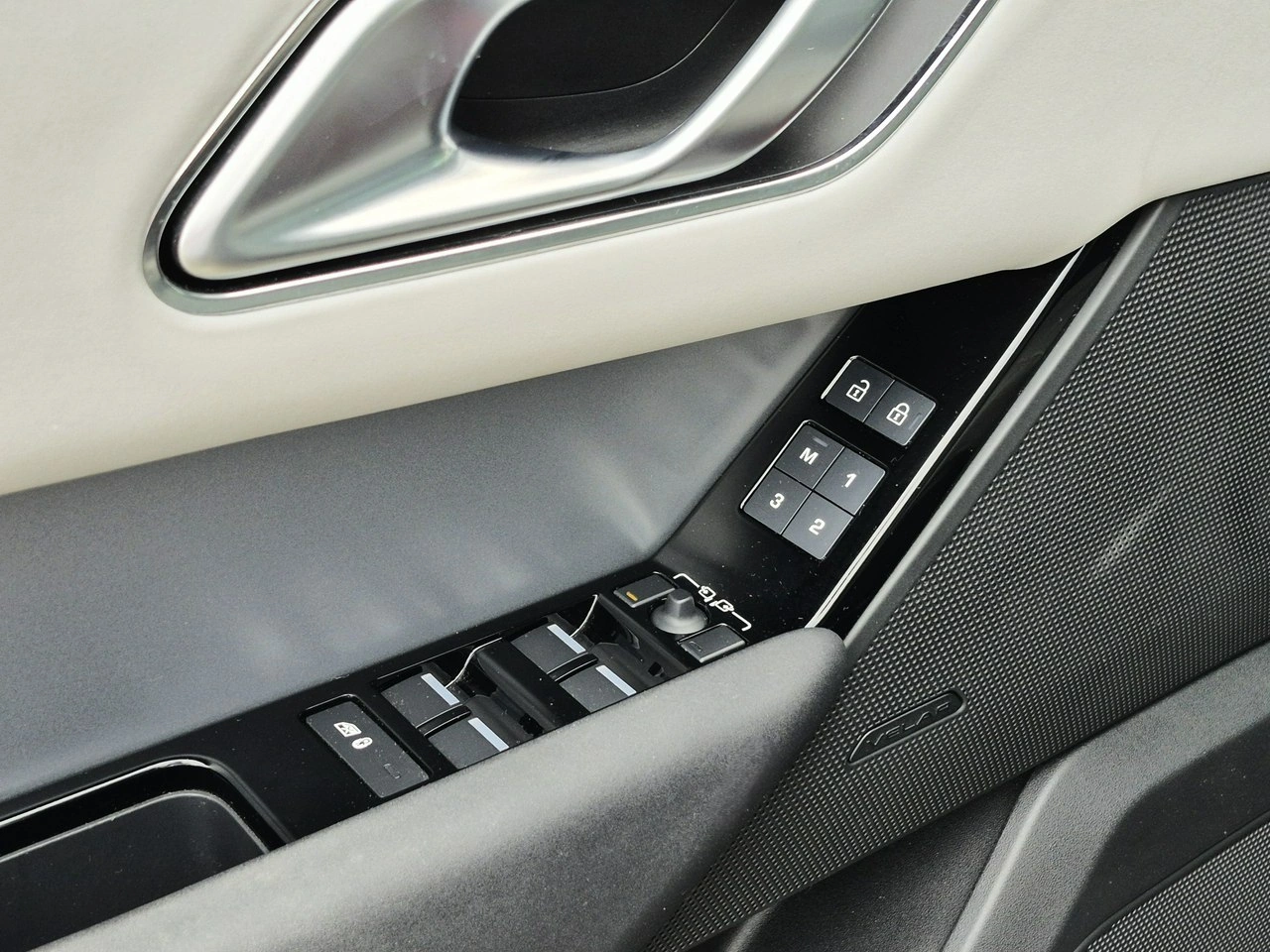 Land Rover Range Rover Velar - Zdjęcie 18