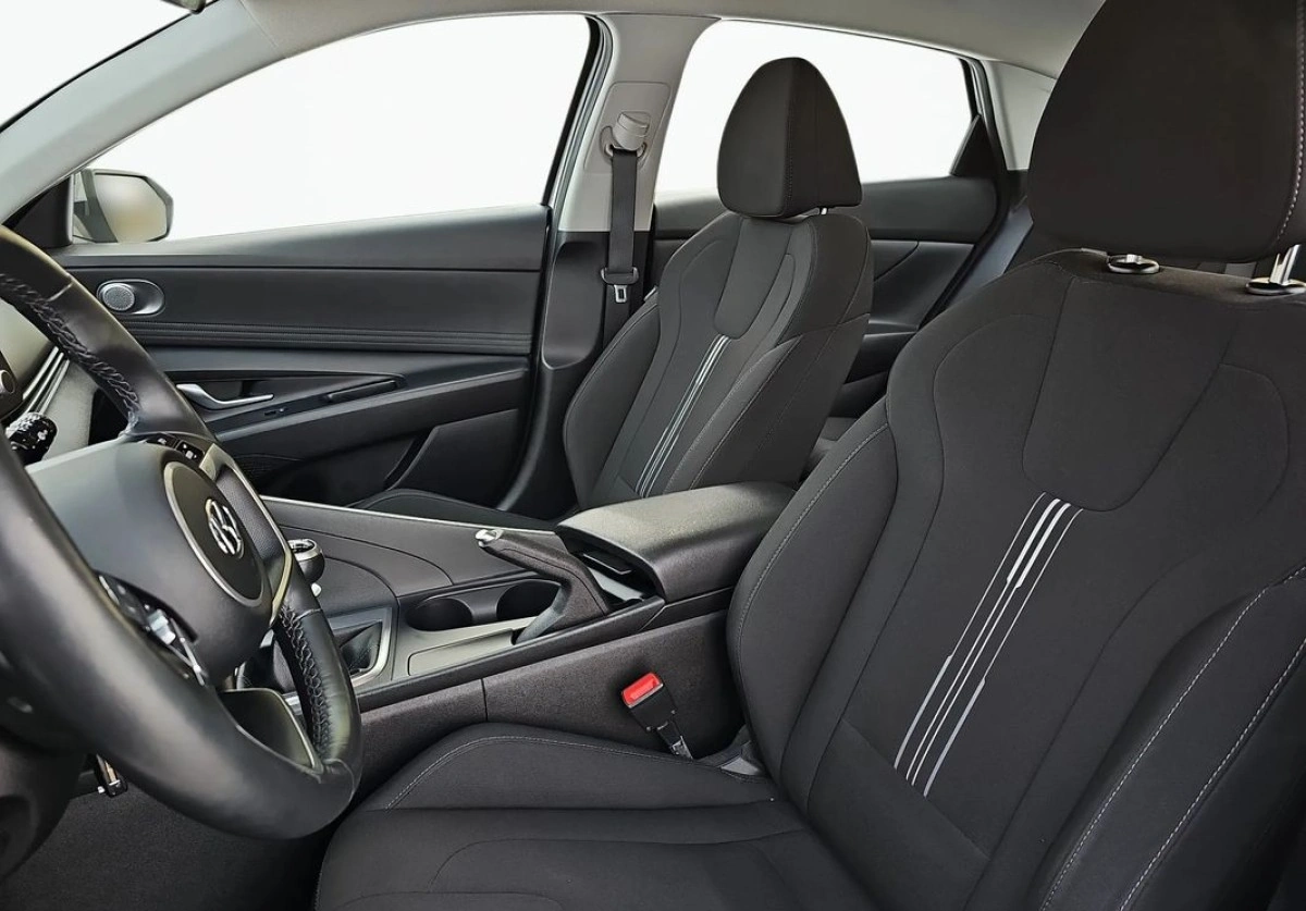 Hyundai Elantra - Zdjęcie 12