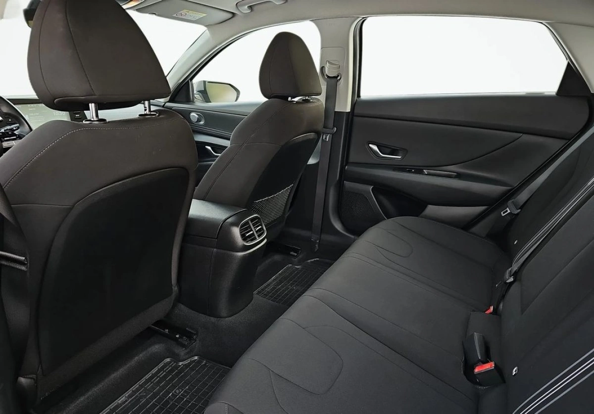 Hyundai Elantra - Zdjęcie 13