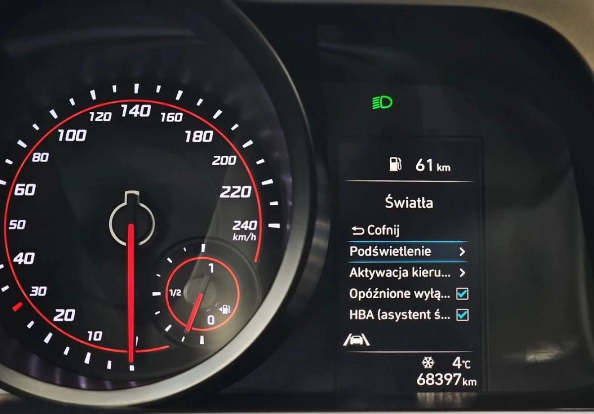 Hyundai Elantra - Zdjęcie 22