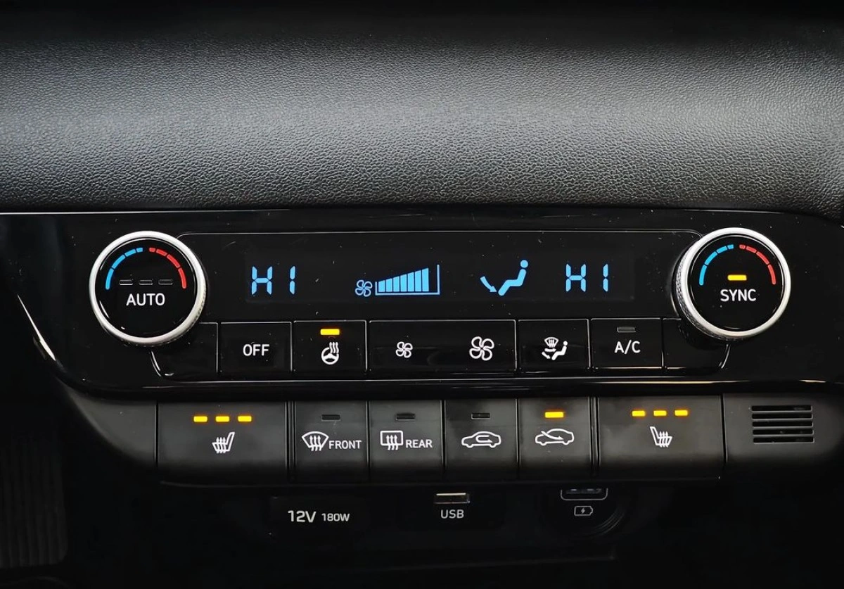 Hyundai Elantra - Zdjęcie 26