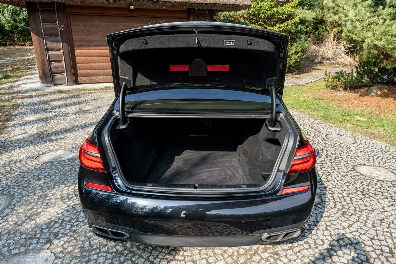 BMW M760 - Zdjęcie 30