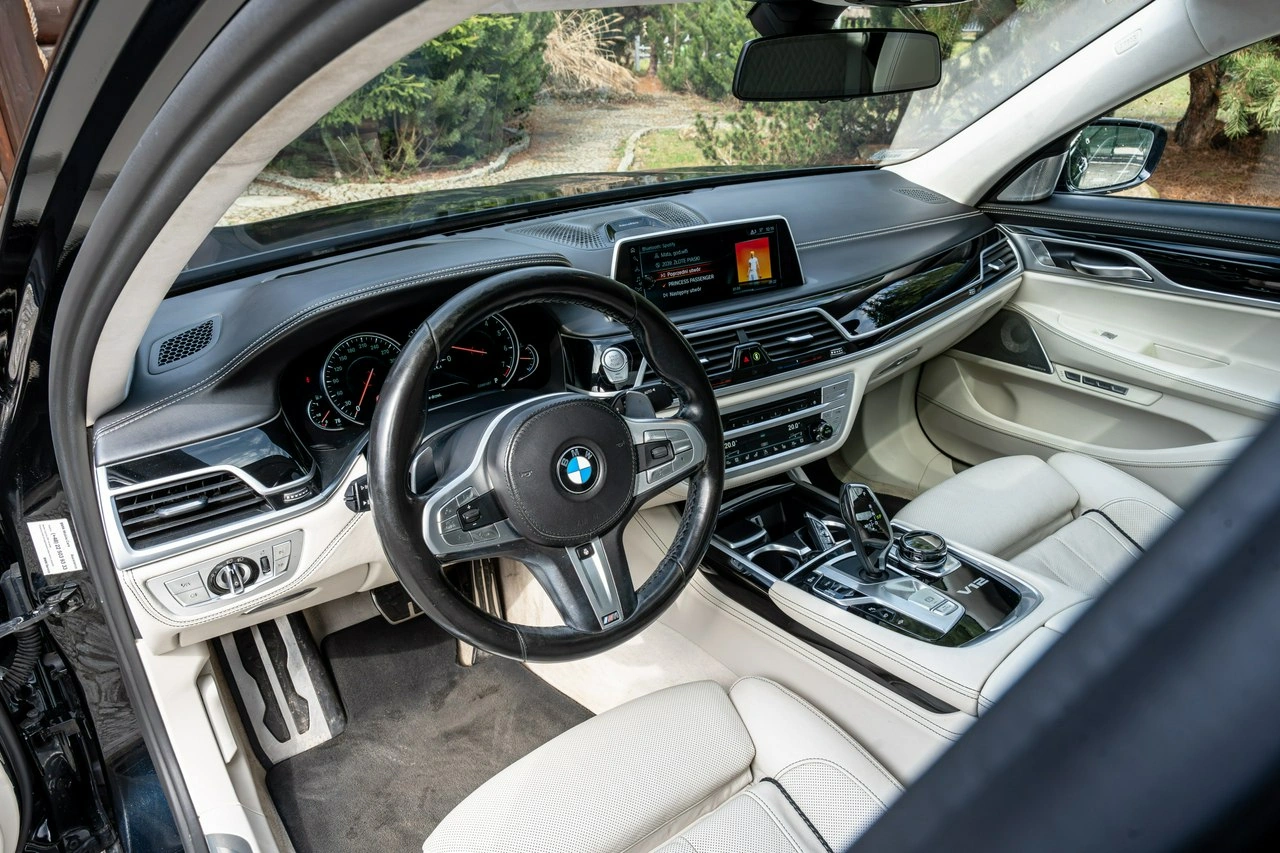 BMW M760 - Zdjęcie 35