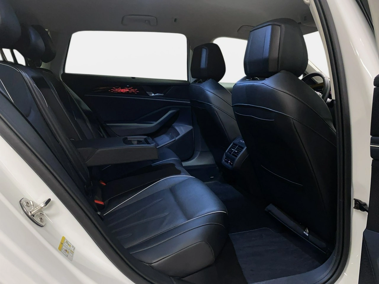 Volkswagen Passat Variant - Zdjęcie 14