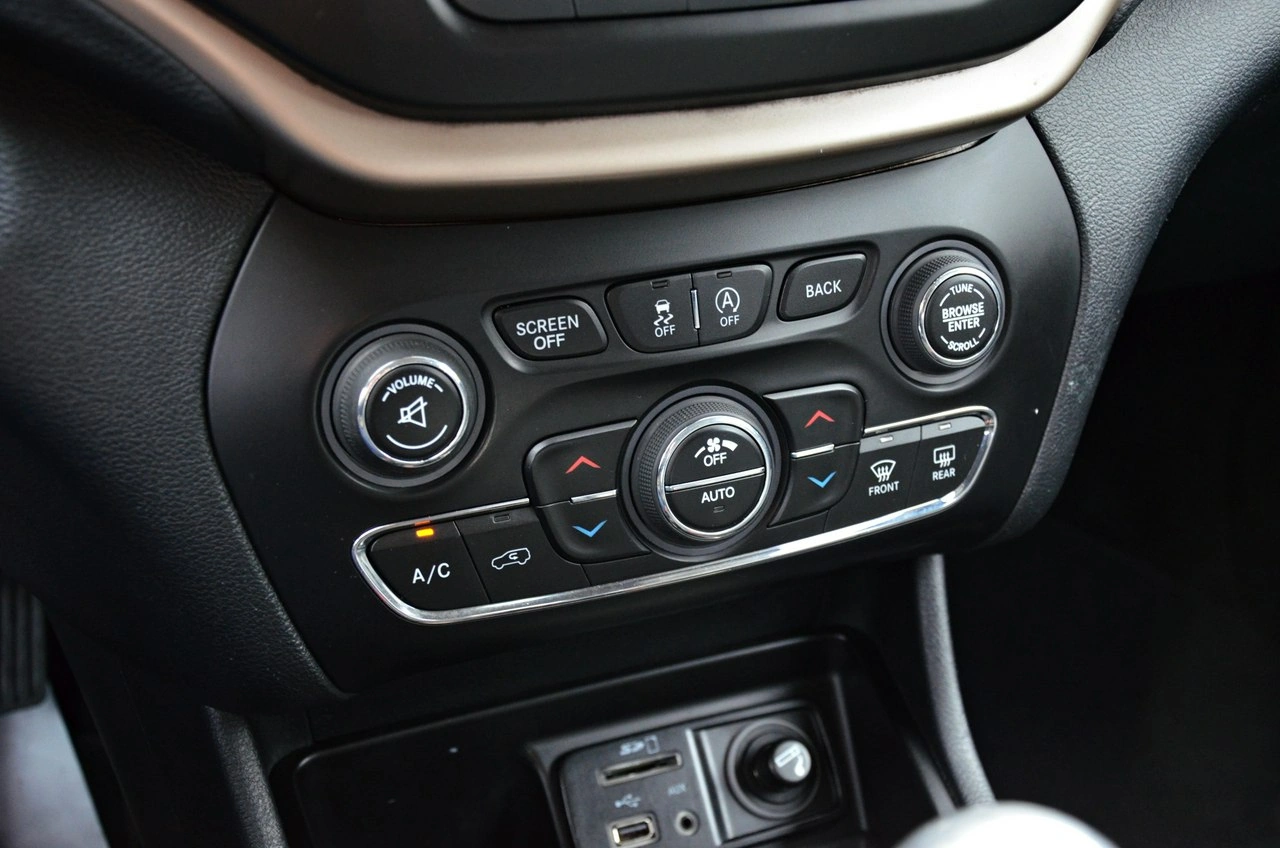 Jeep Cherokee - Zdjęcie 8