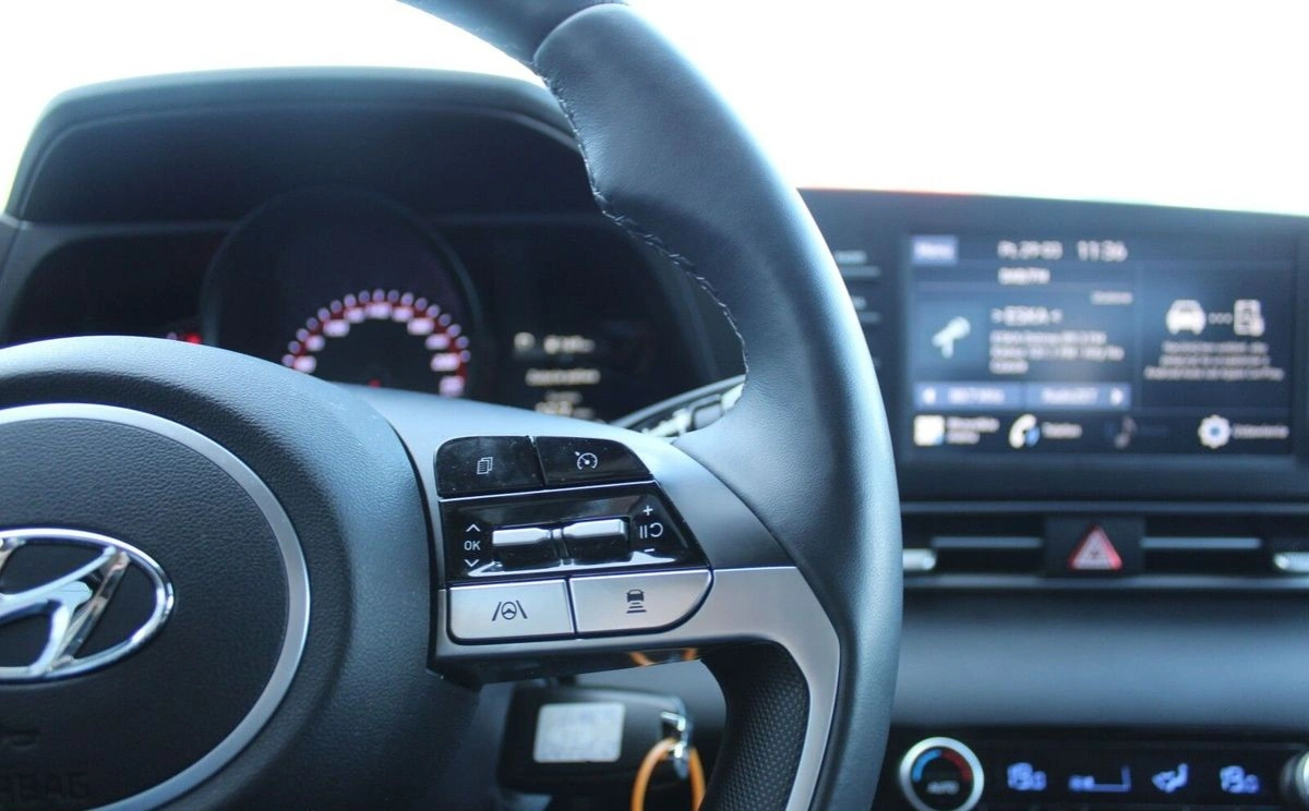 Hyundai Elantra - Zdjęcie 13