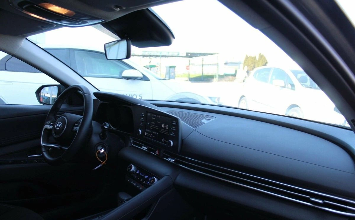 Hyundai Elantra - Zdjęcie 20