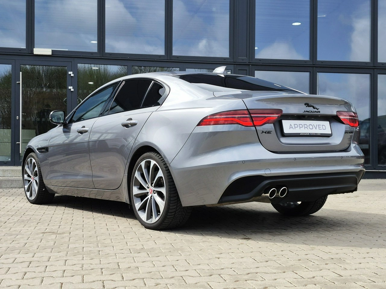 Jaguar XE - Zdjęcie 9