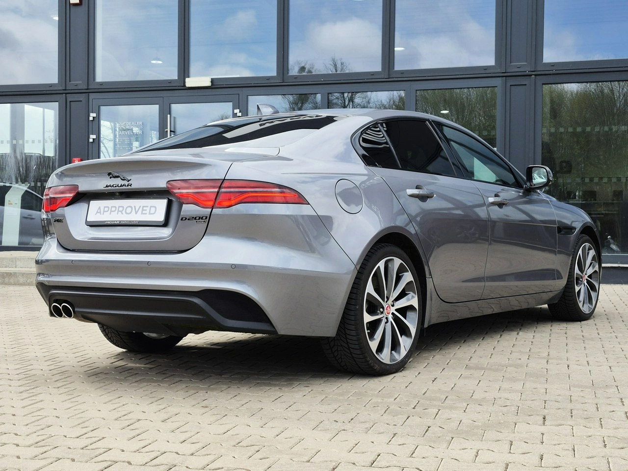 Jaguar XE - Zdjęcie 11