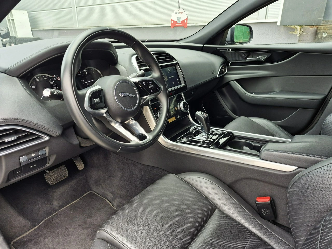 Jaguar XE - Zdjęcie 17