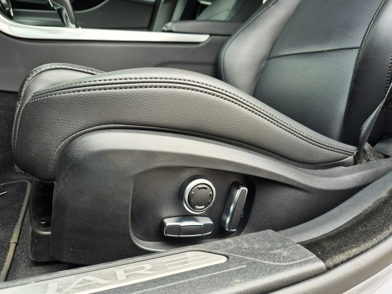 Jaguar XE - Zdjęcie 19