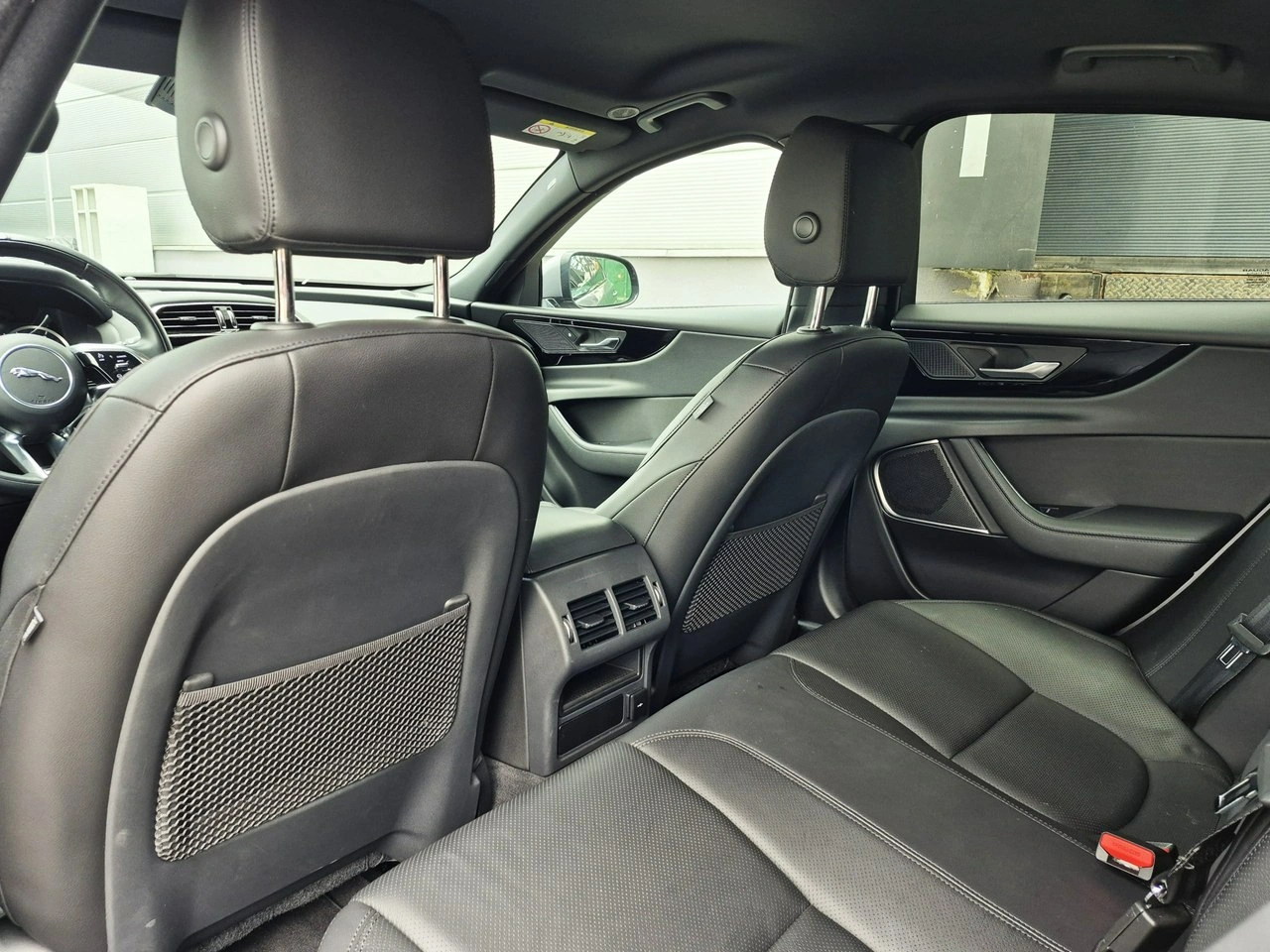 Jaguar XE - Zdjęcie 21