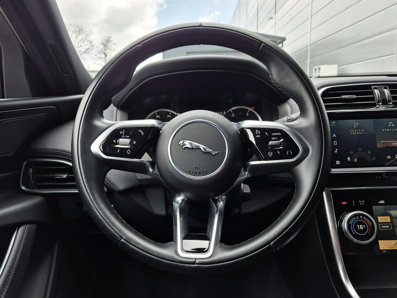 Jaguar XE - Zdjęcie 23