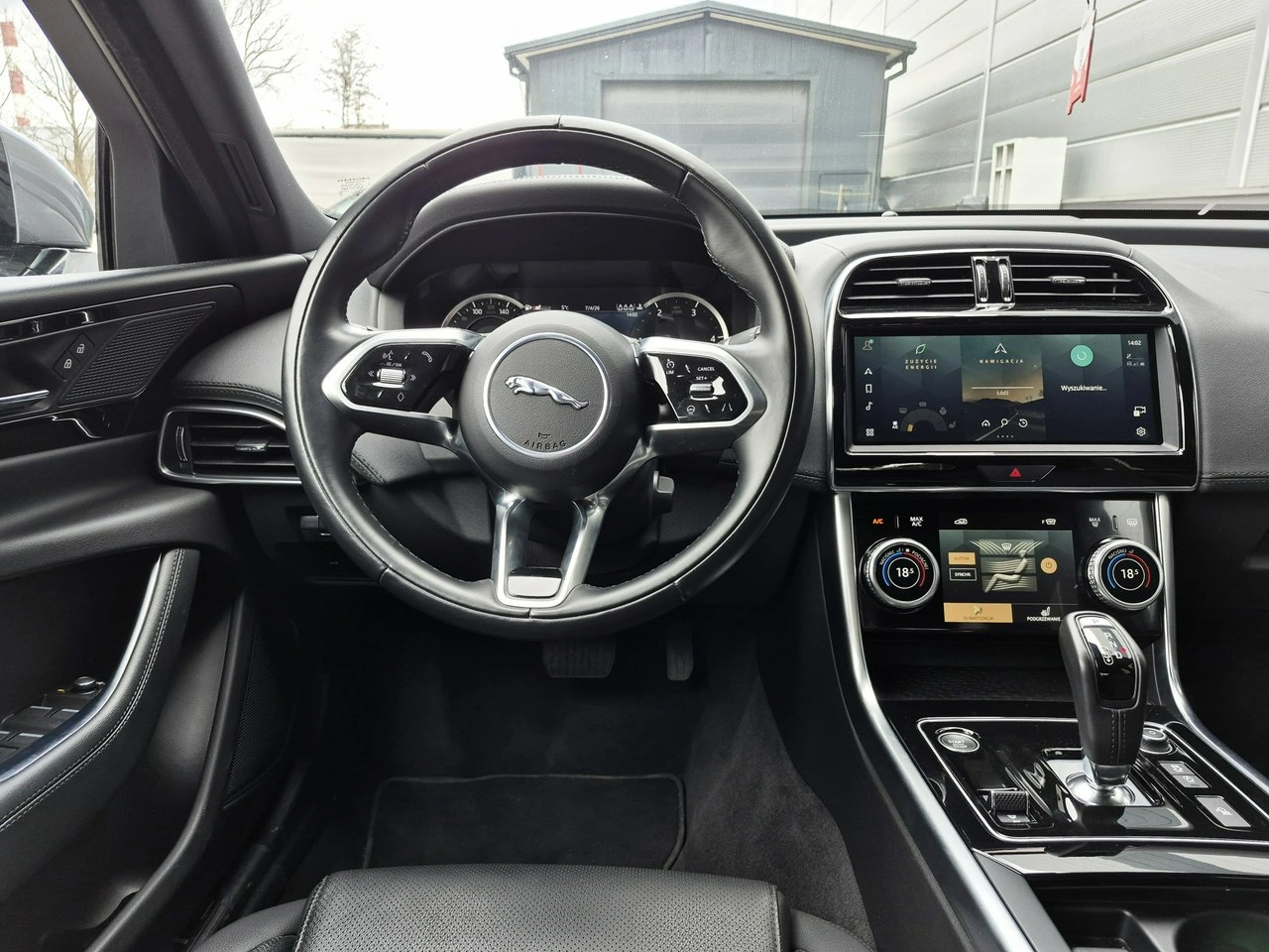 Jaguar XE - Zdjęcie 24