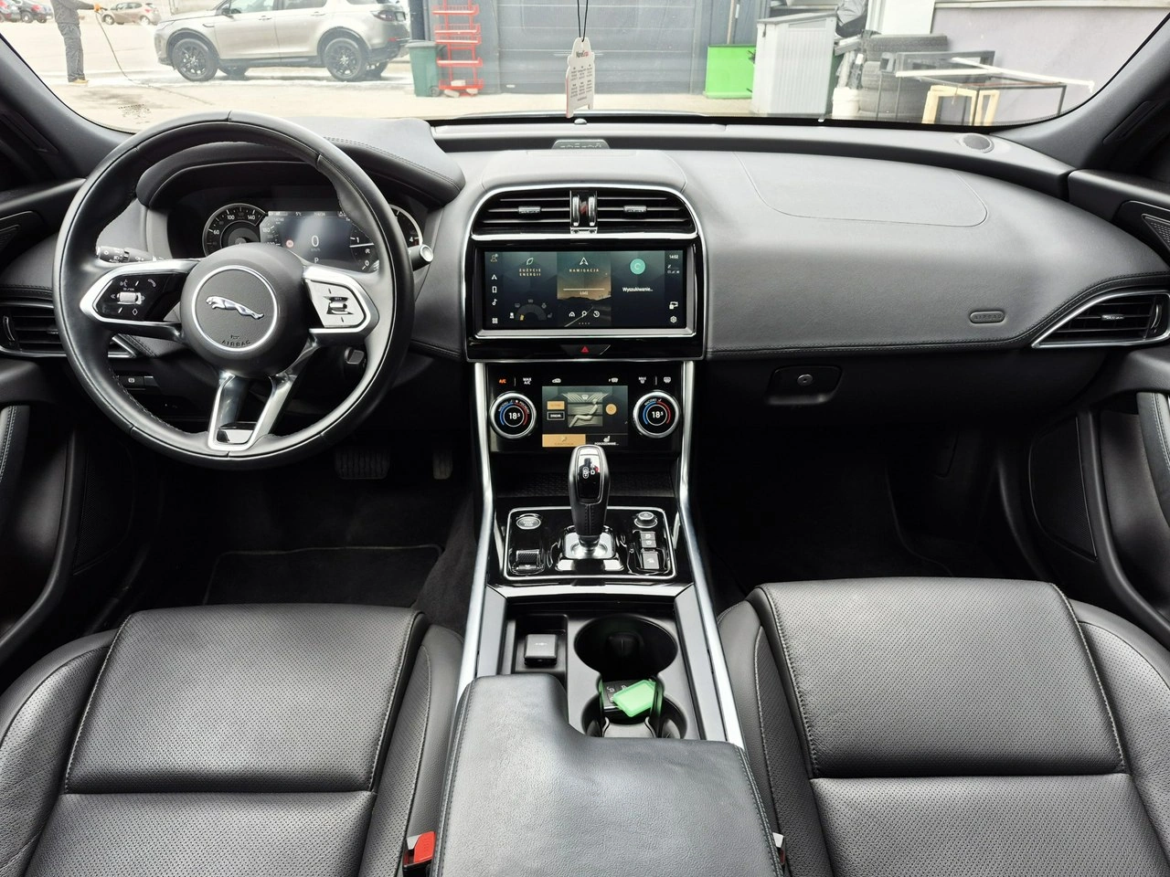 Jaguar XE - Zdjęcie 25